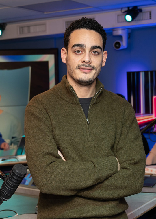 Portrait d'Amir Laieb, ancien de la fondation dans les locaux de Fun Radio