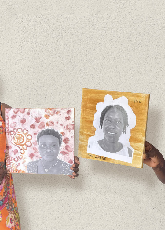 Des mamans de la Maison des familles de Cayenne avec les oeuvres réalisées pendant l'atelier avec une artiste plasticienne