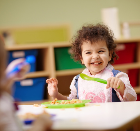 Nous soutenir : temps du repas qui redonne le sourire à la petite enfance en difficulté