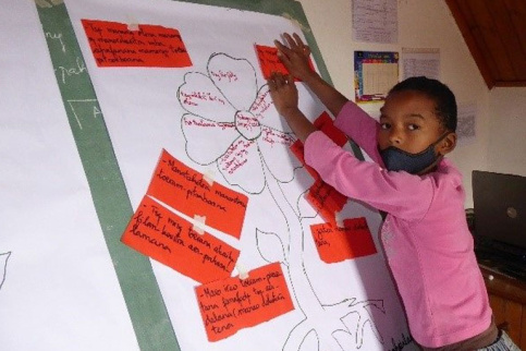 Un enfant participe à l’atelier de consultation à Madagascar