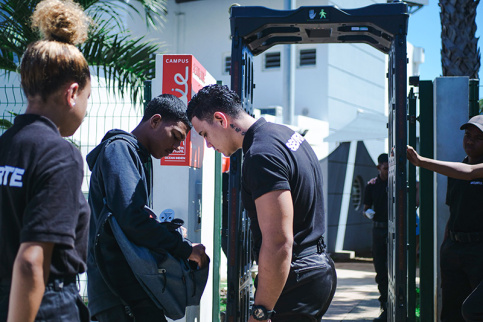 Darice, en CAP agent de sécurité au Campus Elie à La Réunion, contrôle l'entrée des élèves (pratique professionnelle)