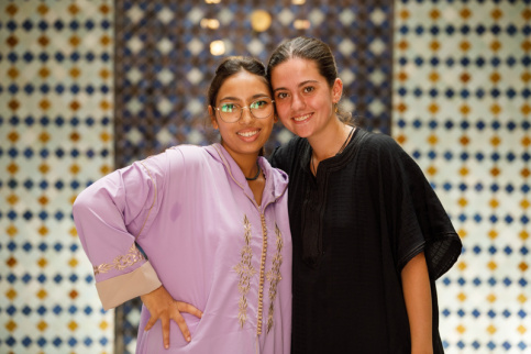AESI au Maroc - deux jeunes, française et marocaine