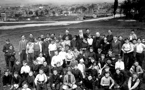 Le père Brottier entouré d'enfants, au Mont Valérien en 1935