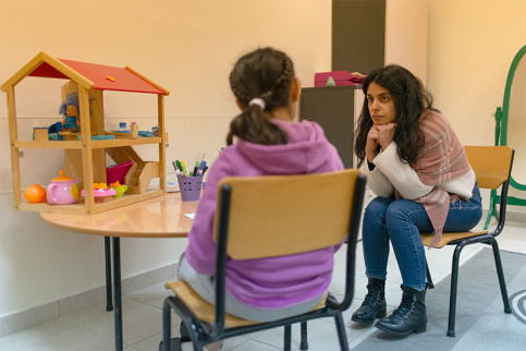 Soeurs du Bon Pasteur au Liban - Accueil d’urgence à Ain Saadeh - Judy, la psychologue du centre, en séance avec une jeune fille