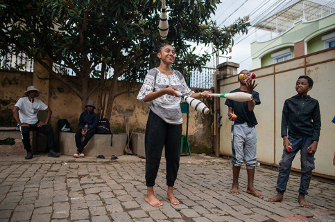 Association Graines de Bitume à Madagascar - Atelier cirque pour Mampionona  dans les locaux de l'association