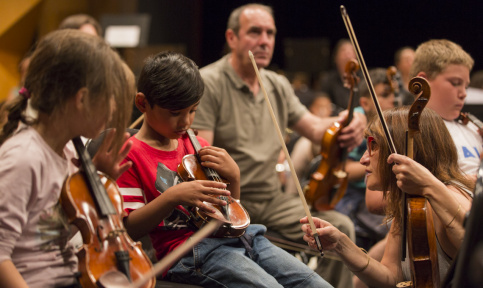 Antonio, 8 ans, trouve le temps un peu long et la répétition d'orchestre bien exigeante...