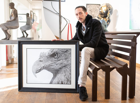 Lors de son exposition à la galerie NextStreet, place des Vosges à Paris, Alexis Raoult pose avec une de ses oeuvres. (c) Ilan Deutsch/Apprentis d'Auteuil