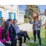 Dispositif Impact jeunes à Arles, Alexandra Liberatore et  Asma Youssou, Boosters (debout) discutent avec les jeunes