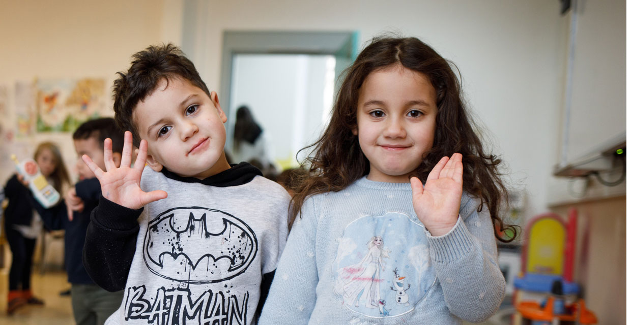 Ahmed et sa soeur Myriam qui nous saluent
