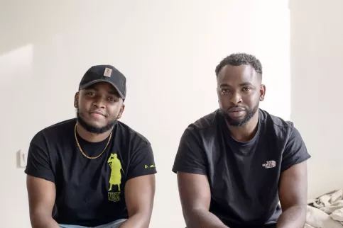 2 jeunes hommes, Alpha et Amin, dans la chambre de la résidence sociale à orientation éducative (RSOE) à Toulon (83) (c) Benjamin Béchet/Apprentis d'Auteuil