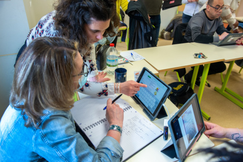 Héloïse, formatrice extérieure, aide une jeune femme pendant un atelier d'approfondissement des pratiques pédagogiques numériques dans les établissements Saint-Jean à Sannois (95). (c) Michel Le Moine/Apprentis d'Auteuil