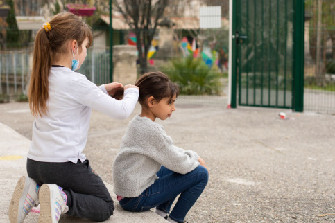 2 jeunes filles du Groupe scolaire Vitagliano