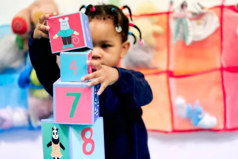 Dossier Petite enfance - fillette jouant à la crèche