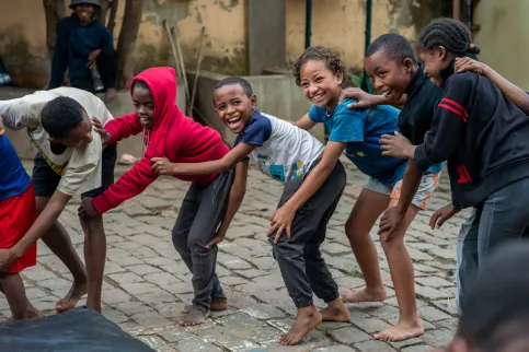 Jeunes enfants de madagascar en train de jouer