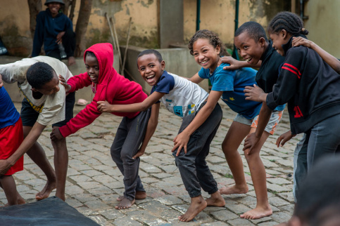 Jeunes enfants de madagascar en train de jouer