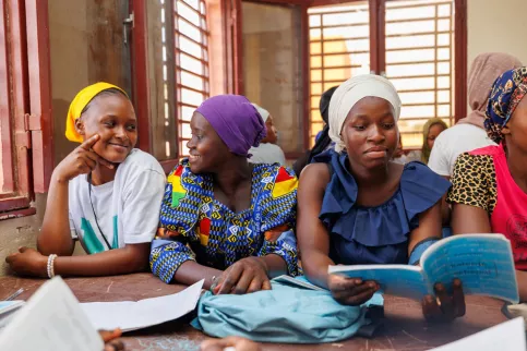 3 femmes du Mali à un cours d'alphabétisation