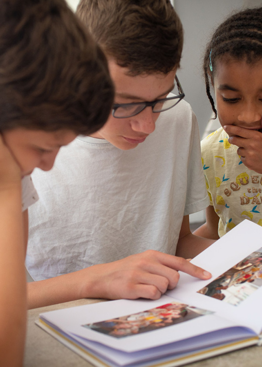 MECS - enfants regardant un album photos