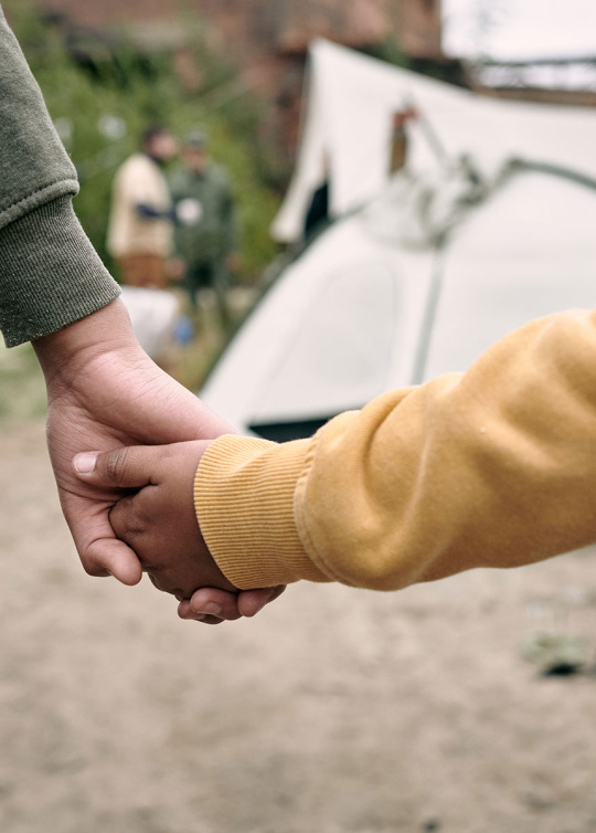 Illustration de la mobilisation avec un parent et un enfant se tenant par la main