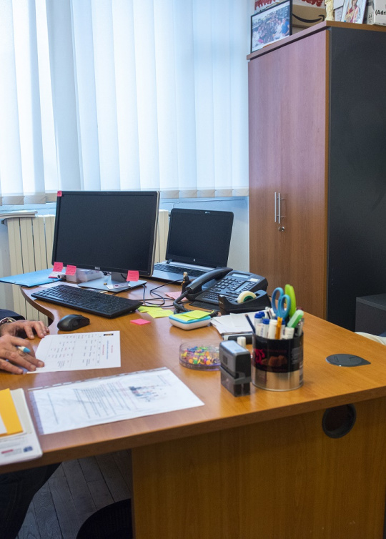 La photo montre Adriano ALBUQUERQUE ZANIN et un étudiant en entretien dans le bureau d'Adriano.