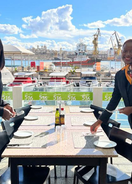 Deux jeunes filles en stage ERASMUS dans un restaurant  à Malte