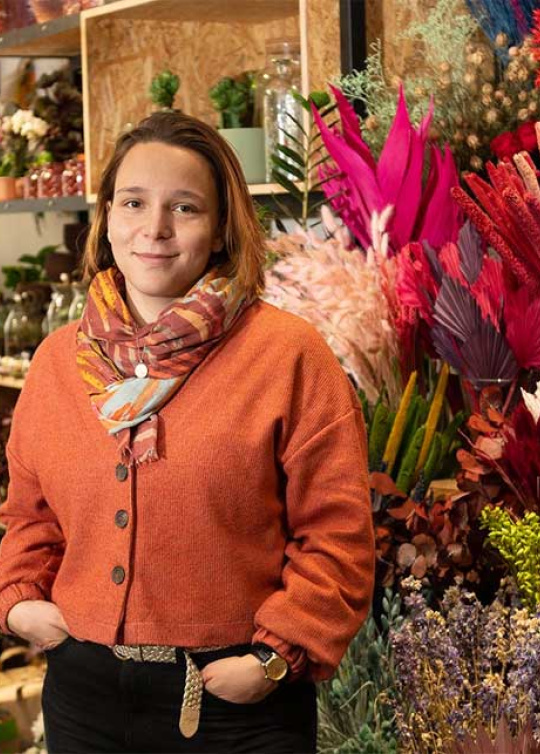 Marie Fichera, ancienne de la fondation, aujourd'hui fleuriste, dans sa boutique