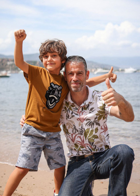 Ludovic Guittet, ancien de la fondation avec un jeune acteur qui interprète son rôle, lorsqu'il était enfant