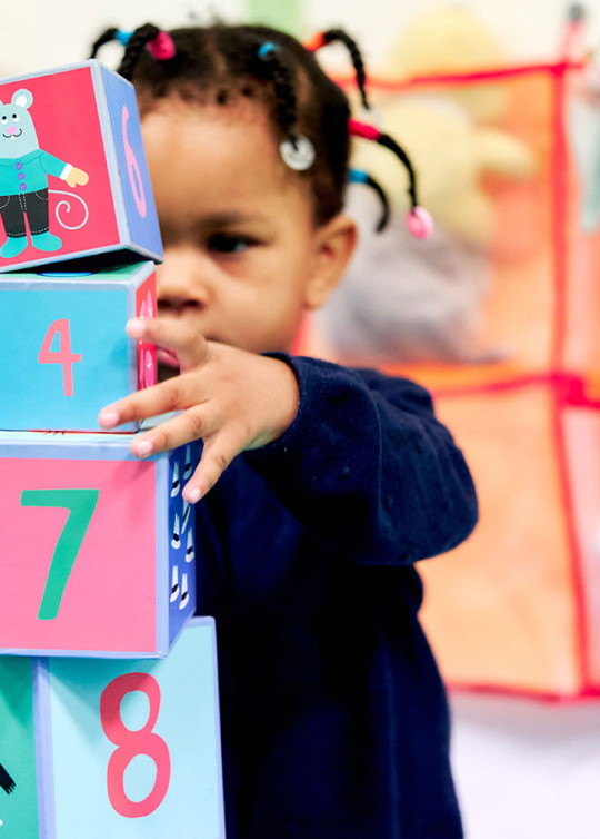 Dossier Petite enfance - fillette jouant à la crèche