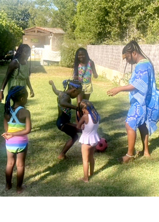 Famille en vacances dans une maison d'un bienfaiteur