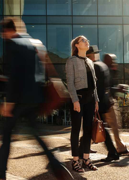 Illustration d'une perspective de la France en 2050, jeune femme dans une foule regardant vers le ciel