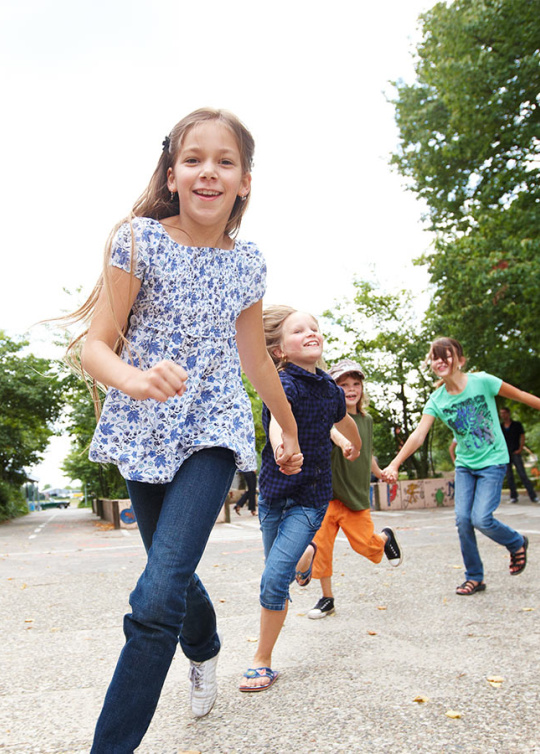 Cours d'empathie à l'école - enfants dans une cour de récréation