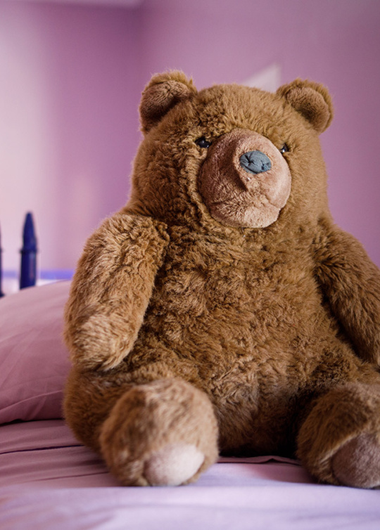 Peluche sur un lit d'enfant
