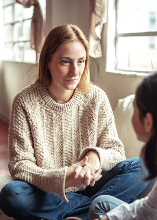 Discussion entre une mère et son adolescente chez elles