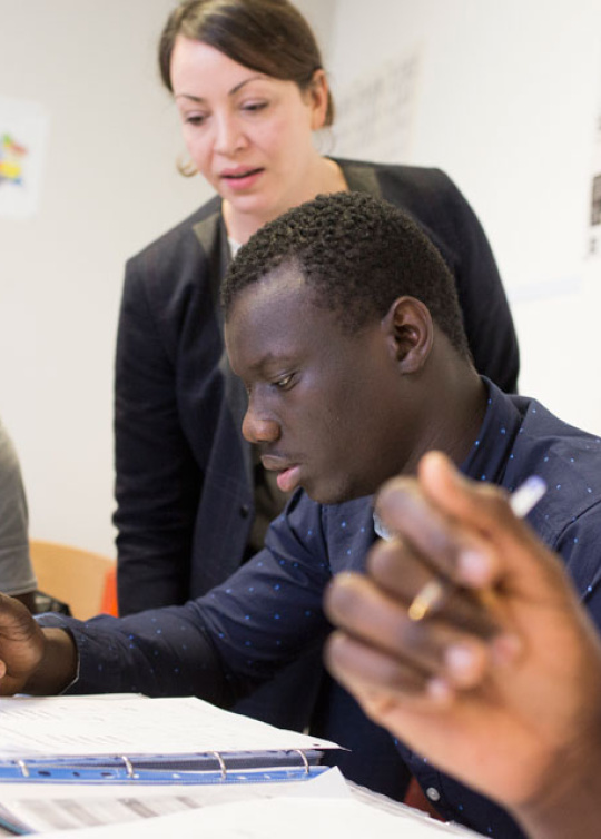 Les jeunes mineurs non accompagnés en cours de français langue étrangère (c) P Besnard/Apprentis d'Auteuil Les jeunes mineurs non accompagnés scolarisés à l'UFA Daniel Brottier de Bouguenais bénéficient de quatre heures de FLE par semaine financés par la Fondation BNP Paribas
