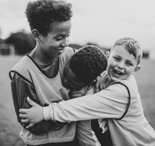 3 enfants faisant du sport (visuel d'illustration) - (c) AdobeStock