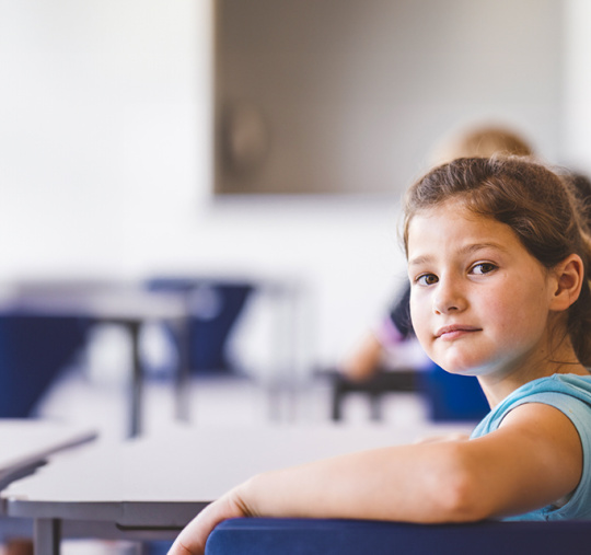 Jeune enfant à l'école