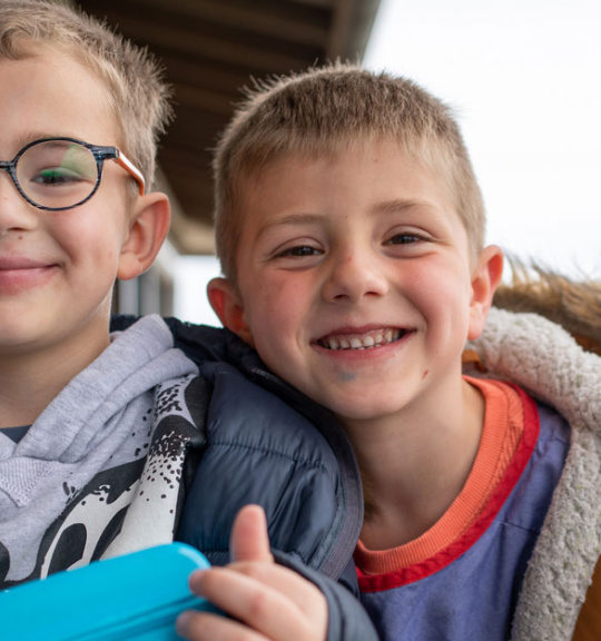 deux petits garçons sourient