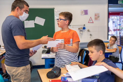 Professeur et élèves dans une classe de collège.