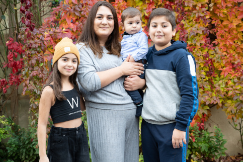 Portrait d'une famille à la Maison des familles Apprentis d'Auteuil de Mulhouse qui propose un accompagnement des familles et un soutien à la parentalité