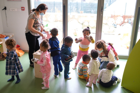 "Auteuil petite enfance" accueille les enfants en crèche et soutient les parents dans leur rôle éducatif