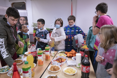 Photo de groupe à la maison d'enfants à caractère social (MECS) Providence Saint-Nizier pendant le goûter
