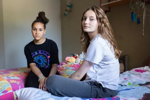 Deux jeunes filles dans leur chambre à la MECS Saint-Jacques (Loos en Gohelle, 59)