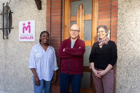 3 bénévoles devant l'entrée de la maison des familles d'Ermont-Eaubonne (95)