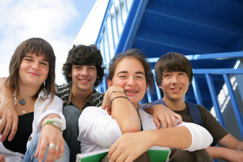 4 jeunes adolescents (visuel d'illustration) (c) Fotolia