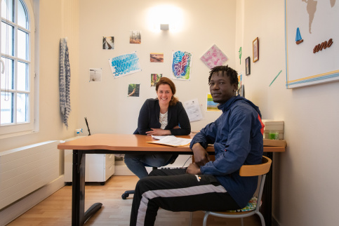 éline, coordinatrice d'équipe, chargée d'insertion socio-professionnelle reçoit Modibo à la Touline (Paris). (c) Ilan Deutsch/Apprentis d'Auteuil