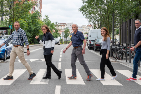 5 personnes sur un passage piéton