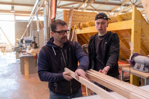 Formateur en menuiserie et un jeune apprenti au Centre de formation professionnelle Sainte-Barbe