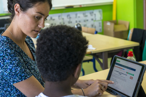 Enseignante et un jeune à l’école Poullart des Places