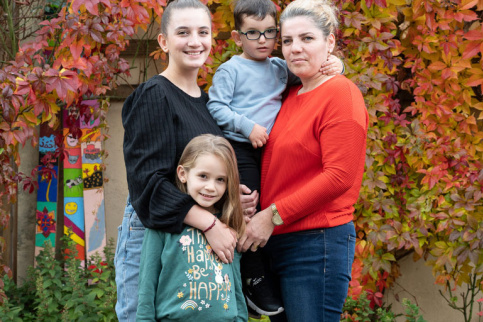 Une maman avec ses 3 enfants à la Maison des familles de Mulhouse.