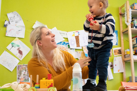 Une maman et son petit garçon dans la maison des familles de Mulhouse