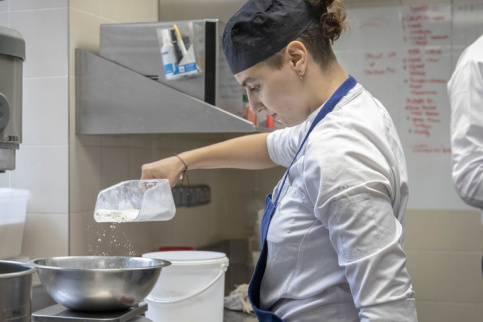 Djena Apprentie dans la cuisine de La salle à manger à Lyon Fourvière